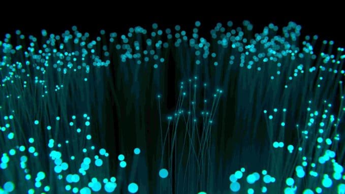 ¿Cuál es el papel de la fibra óptica en la subestación?